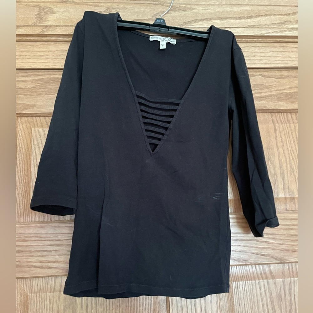 Black 3/4 length shirt.